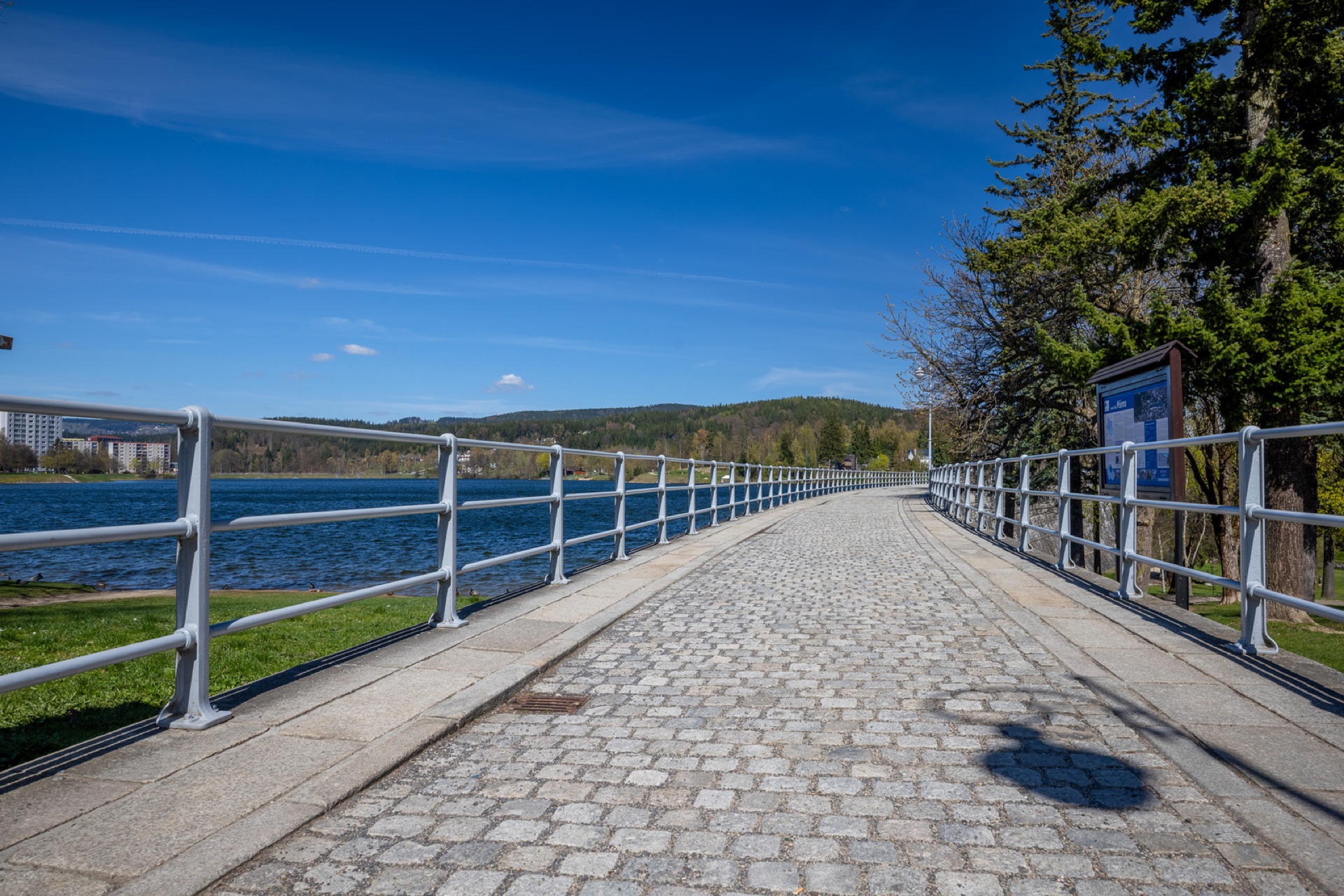 Jablonecká přehrada — promenáda po hrázi